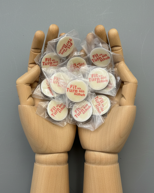 20 Pins in den Händen