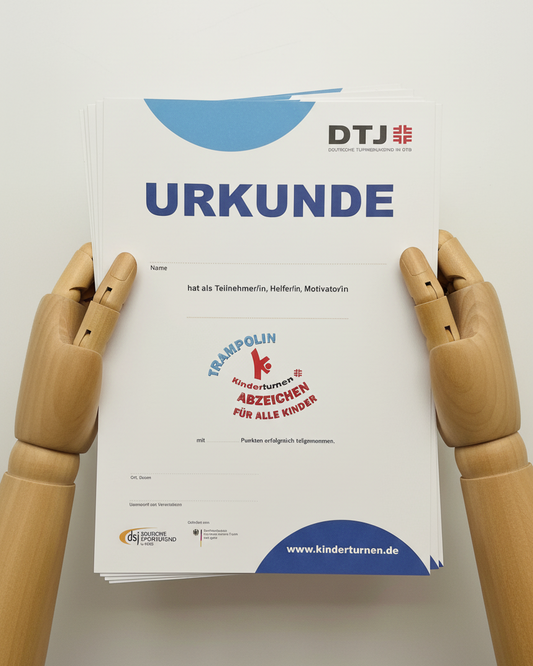 Stapel Trampolin Urkunden - korrigierter Text und Arme